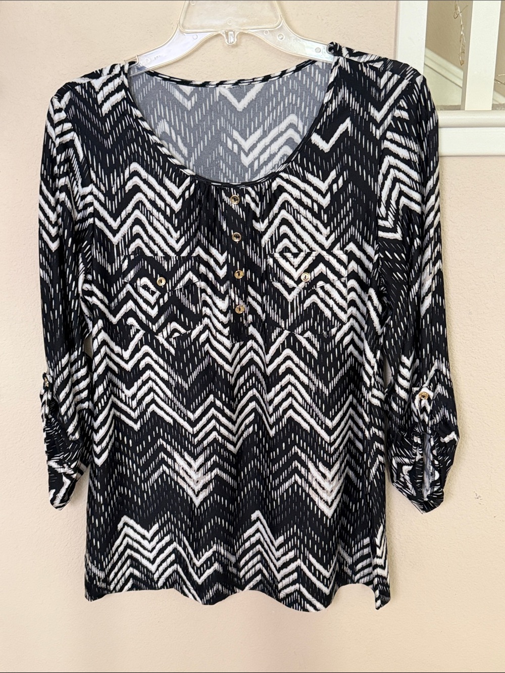 Women’s Black & White Patterned 3/4 Roll-Sleeve Top